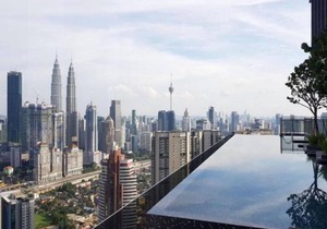 Deluxe King Suite with Twin Tower View 22