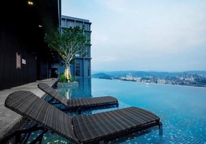 Deluxe King Suite with Twin Tower View 22
