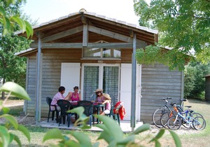 Detached chalet with dishwasher, on the banks of the Lot