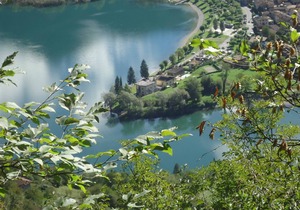 DIRECTLY ON THE BEACH/LAKE, up to 4 people, pool, garden and fantastic views