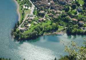 DIRECTLY ON THE BEACH/LAKE, up to 4 people, pool, garden and fantastic views