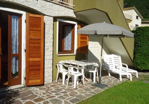 DIRECTLY ON THE BEACH/LAKE, up to 4 people, pool, garden and fantastic views