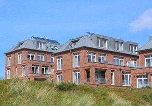 Dog-friendly vacation apartment with sunny south-facing terrace - only 100 m to the beach!