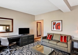 Doubletree by Hilton Hattiesburg 1 King Studio Suite Mobility/Hearing Accessible Tub