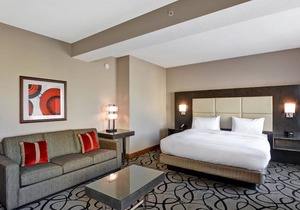 Doubletree by Hilton Hattiesburg 1 King Studio Suite Mobility/Hearing Accessible Tub