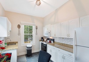 Downtown Charm + Close to Nightlife, Enmarket Arena by Lucky Savannah