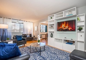 Downtown King bed 24 Concierge city view L391