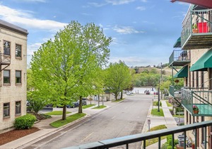 DOWNTOWN WATER VIEW PRIVATE BALCONY! 2 bedroom 1 bath w/large jacuzzi tub