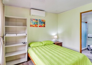 Dreamy, dog-friendly studio near town with volcano view, fast WiFi & hammock