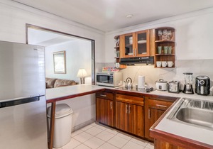 Dreamy tropical gem with pool, lush gardens, private patio, & WiFi