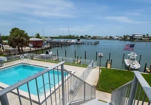 Driftwood Landing (1-Bedroom Condo) with Pool by RedAwning