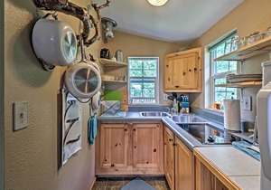 Duck Lake Cabin Rental Near Glacier National Park!