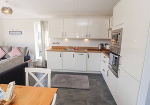 DUCKLING LODGE, pet friendly in South Lakeland Leisure Village