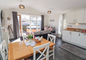 DUCKLING LODGE, pet friendly in South Lakeland Leisure Village