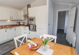 DUCKLING LODGE, pet friendly in South Lakeland Leisure Village