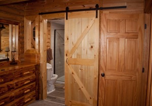 Eagles Roost } 2 minutes off Parkway / Hot Tub / Skee Ball / Pool Table