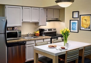 Easy Access to Cleveland Hopkins In'tl Airport! Free Parking!