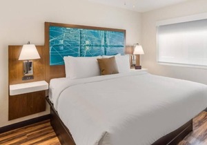 Easy Airport & Downtown Access! Complimentary Breakfast, Onsite Swimming Pool