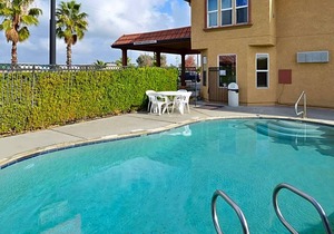 Econo Lodge Inn & Suites