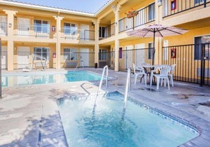 Econo Lodge Inn & Suites Lodi - Wine Country Area