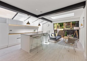 Elegant 2 Bed Apt w/Patio nr West Hampstead