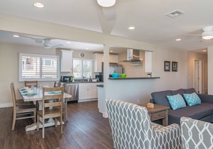 Elegant Condo w/Beach Access, Free WiFi, Private Washer/Dryer, Balcony