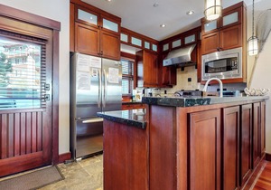 Elegant, Home & Views, Hot Tub & Garage, Steps to Slopes & Eagle Lodge