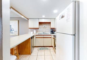 Enjoy a Bayfront Balcony, Amazing Views, WiFi, Central AC & Shared Outdoor Pool