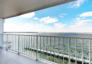 Enjoy a Bayfront Balcony, Amazing Views, WiFi, Central AC & Shared Outdoor Pool