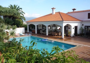 Escape to Paradise: Secluded Villa with Gardens and Pool in La Palma.