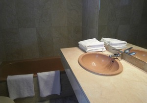 Family friendly, 10 min walk to beach, private garden, nr Marbella & Estepona,