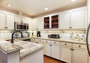 Fasching Haus Unit 310, Deluxe Condo w/Stately Furnishings, Private Deck, A/C