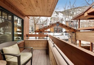 Fasching Haus Unit 310, Deluxe Condo w/Stately Furnishings, Private Deck, A/C