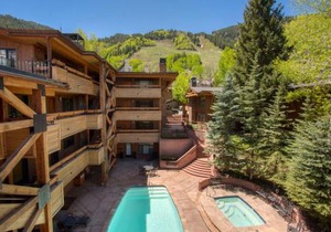 Fasching Haus Unit 310, Deluxe Condo w/Stately Furnishings, Private Deck, A/C