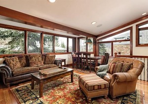 Fasching Haus Unit 5, Deluxe Condo with Great Natural Light & Amazing Location