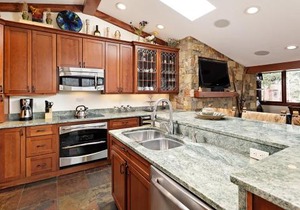 Fasching Haus Unit 5, Deluxe Condo with Great Natural Light & Amazing Location