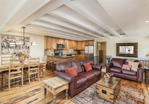 Fasching Haus Unit 8, Deluxe Condo w/A/C, Private Deck, 2 Blocks to Downtown