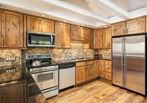 Fasching Haus Unit 8, Deluxe Condo w/A/C, Private Deck, 2 Blocks to Downtown