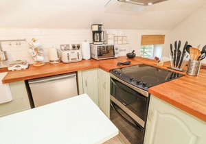 FIVE ELEMENTS BARN, pet friendly, with hot tub in St Agnes