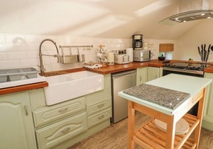 FIVE ELEMENTS BARN, pet friendly, with hot tub in St Agnes