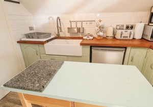 FIVE ELEMENTS BARN, pet friendly, with hot tub in St Agnes