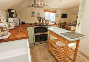 FIVE ELEMENTS BARN, pet friendly, with hot tub in St Agnes