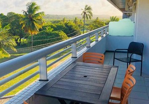 Flat no Blue Marlin Resort Com linda vista do jardim por Carpediem