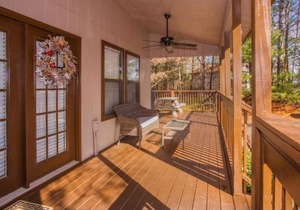 Fox's Den, Hot Tub, FREE Attraction tickets for each paid day, Arcade Game, WIFI!