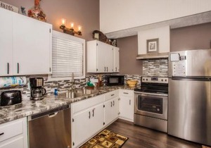 Fox's Den, Hot Tub, FREE Attraction tickets for each paid day, Arcade Game, WIFI!