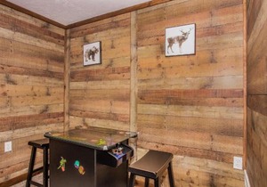 Fox's Den, Hot Tub, FREE Attraction tickets for each paid day, Arcade Game, WIFI!