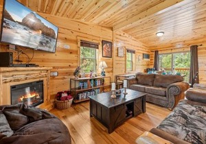 Foxes' Den Cabin with Private Hot Tub