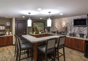 Free Breakfast, Pool & Hot Tub | King Studio Just 4-Minutes from the Airport