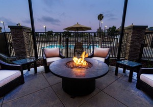 Free Breakfast. Pool. Shared BBQ. King Suite. 30 Min to Oakland Zoo!