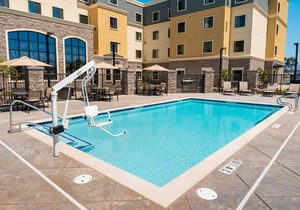 Free Breakfast. Pool. Shared BBQ. 30 Min to Oakland Zoo!